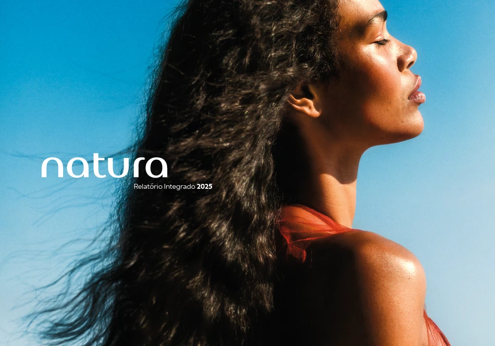 Mulher de perfil ao sol na capa do Relatório Integrado 2025 da Natura.