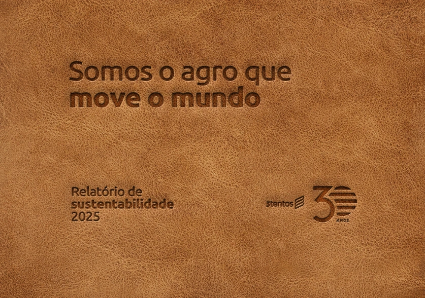 Capa em couro marrom com baixo-relevo do Relatório de Sustentabilidade 2025 da 3tentos 30 Anos.
