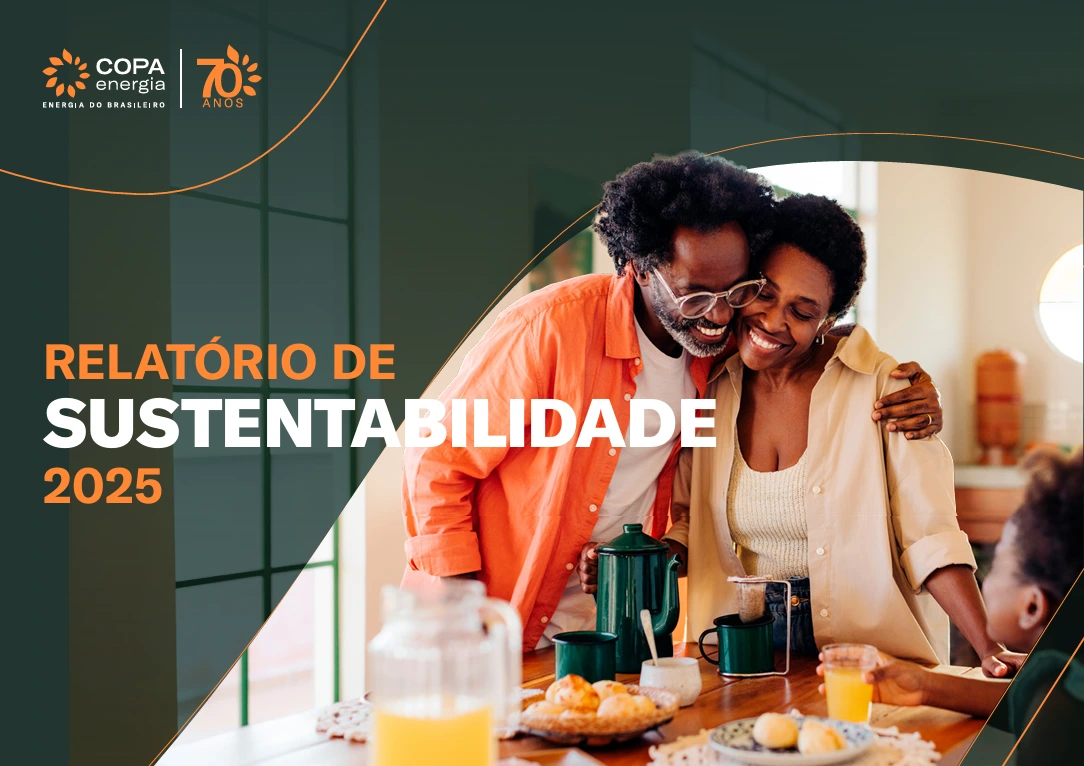 Casal negro sorrindo na cozinha na capa do Relatório de Sustentabilidade 2025 da Copa Energia 70 Anos.